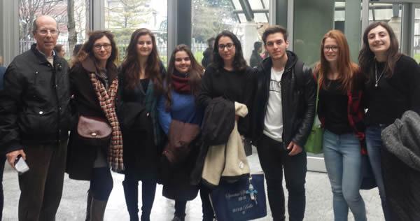 Gli studenti del Greppi con gli insegnanti Pirovano e Conforti che li hanno accompagnati alla fase regionale delle Olimpiadi 